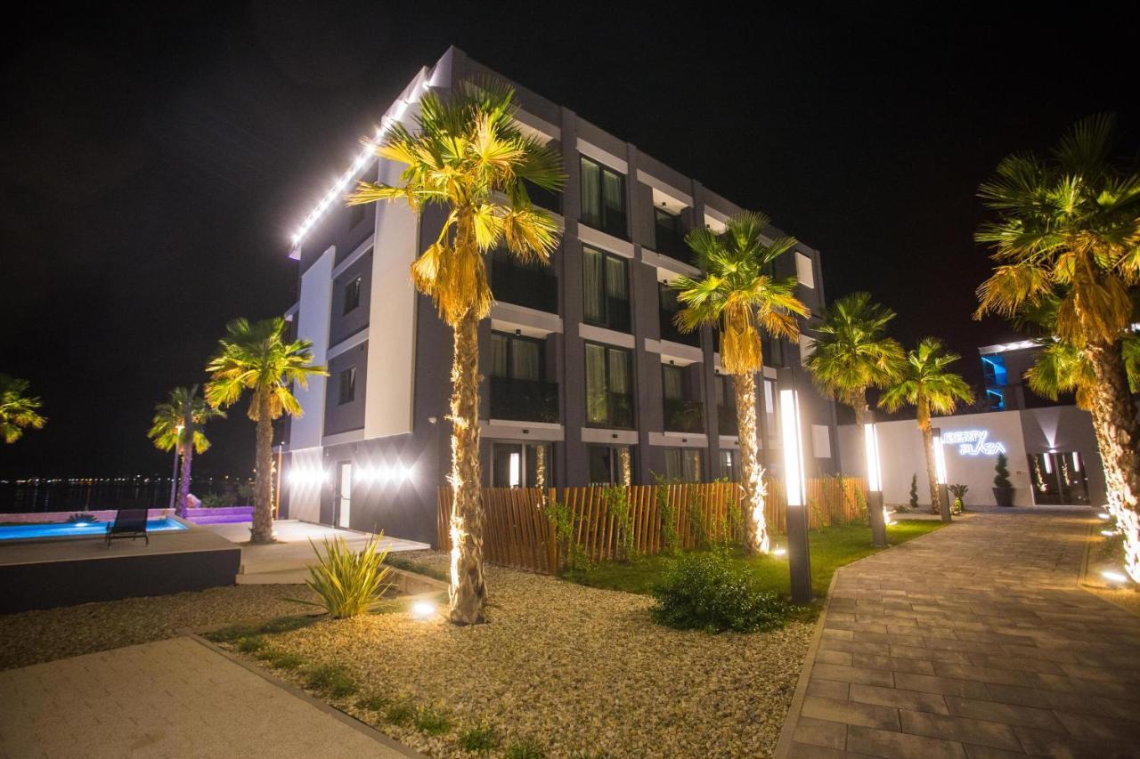 Liberty Plaza Hotell Novalja Exteriör bild